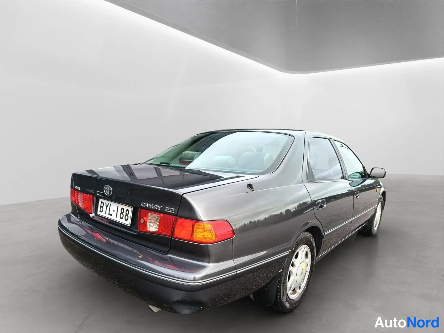 Harmaa Toyota Camry 2001, takaviisto, kuva 6