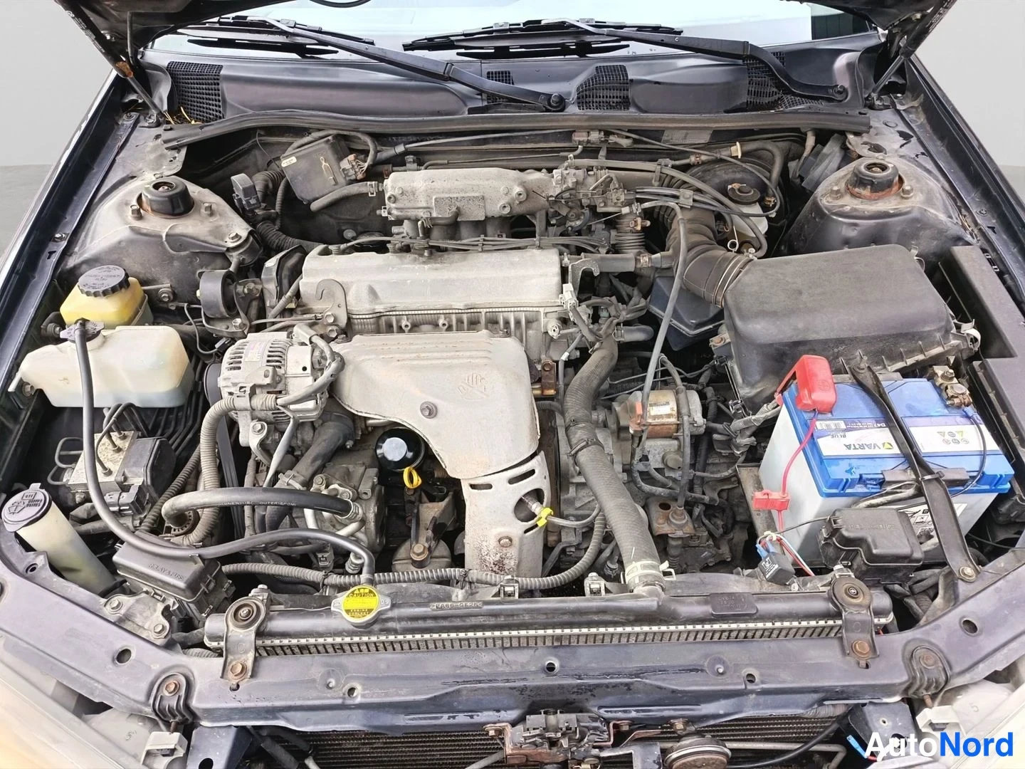 Harmaa Toyota Camry 2001, moottoritila, kuva 14