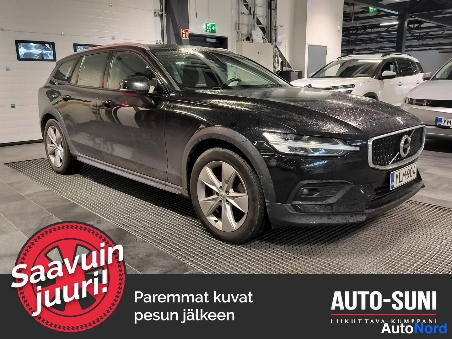 Musta Volvo V60 Cross Country 2022, etuviisto, keula oikealle, kuva 2