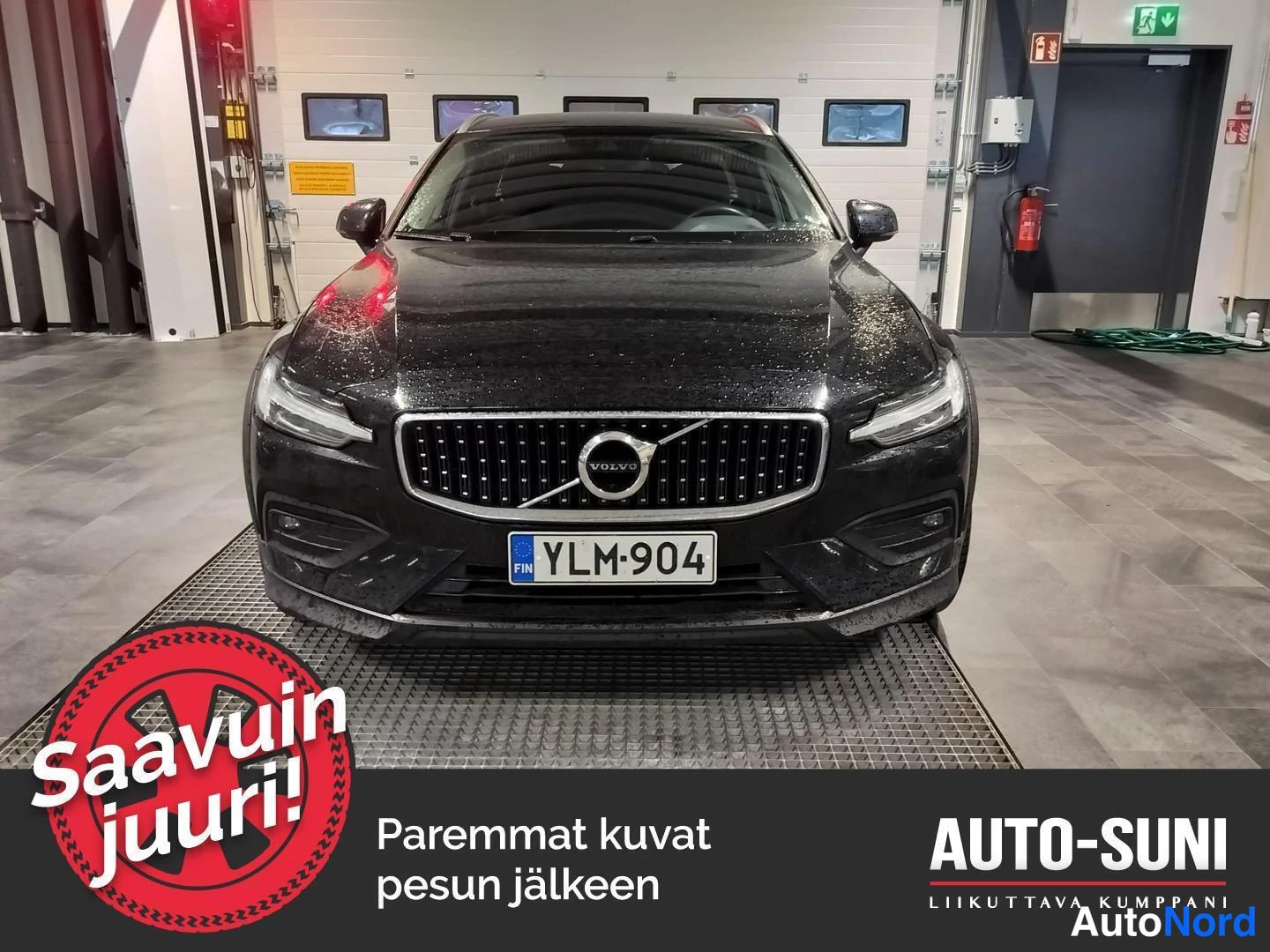 Musta Volvo V60 Cross Country 2022, edestä, kuva 3