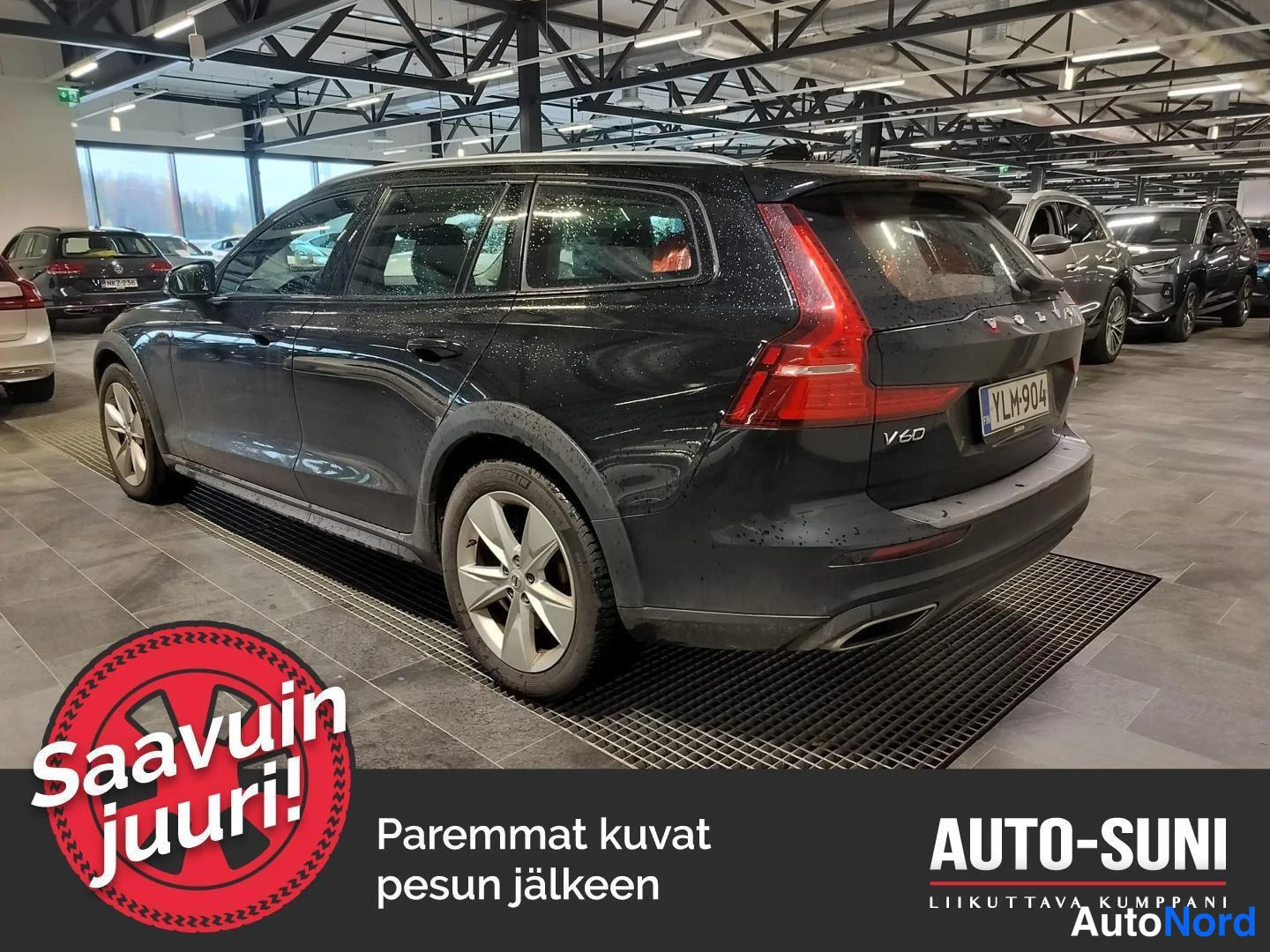 Musta Volvo V60 Cross Country 2022, takaviisto, kuva 4