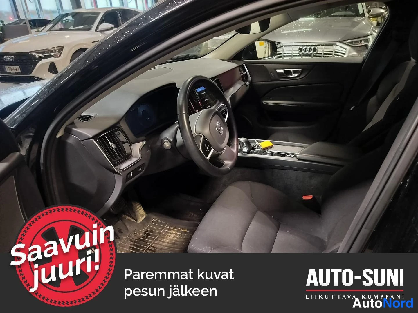 Musta Volvo V60 Cross Country 2022, ohjaamo, kuva 6