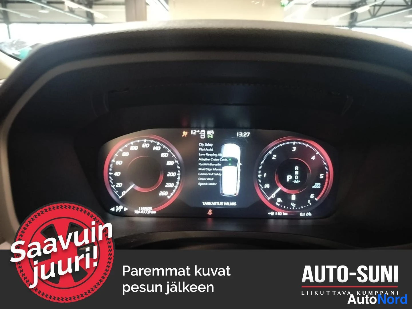 Musta Volvo V60 Cross Country 2022, yksityiskohta, kuva 8