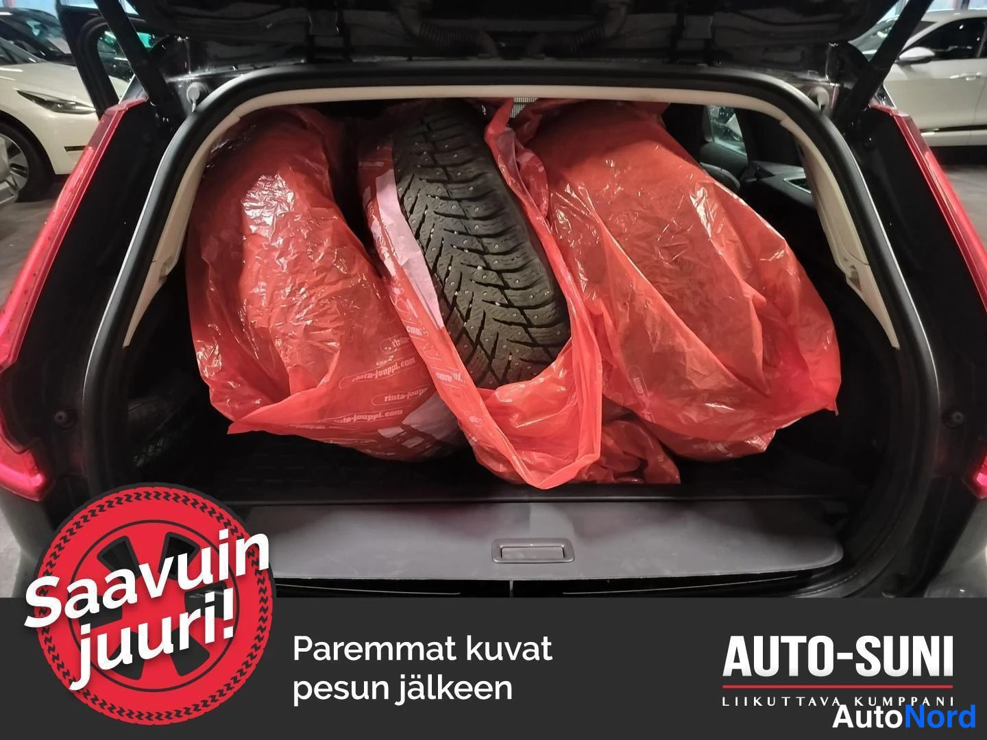 Musta Volvo V60 Cross Country 2022, tavaratila, kuva 7