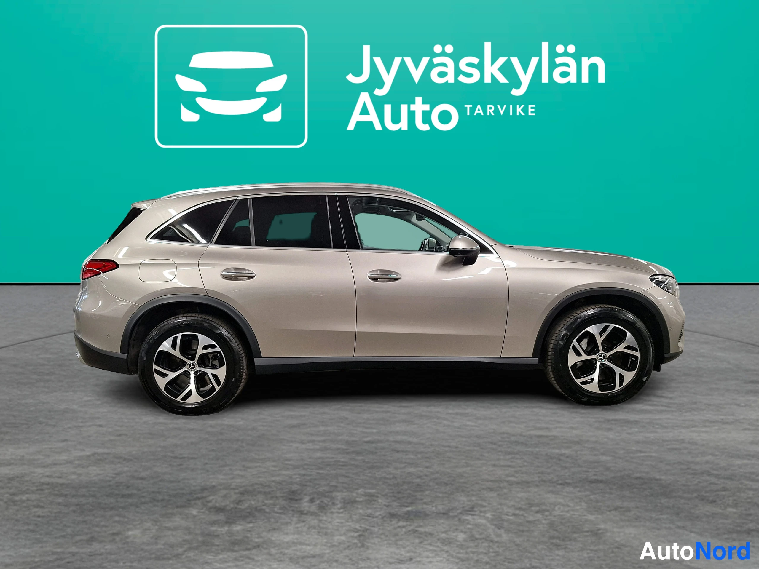 Harmaa Mercedes-Benz GLC 2024, sivulta, kuva 10