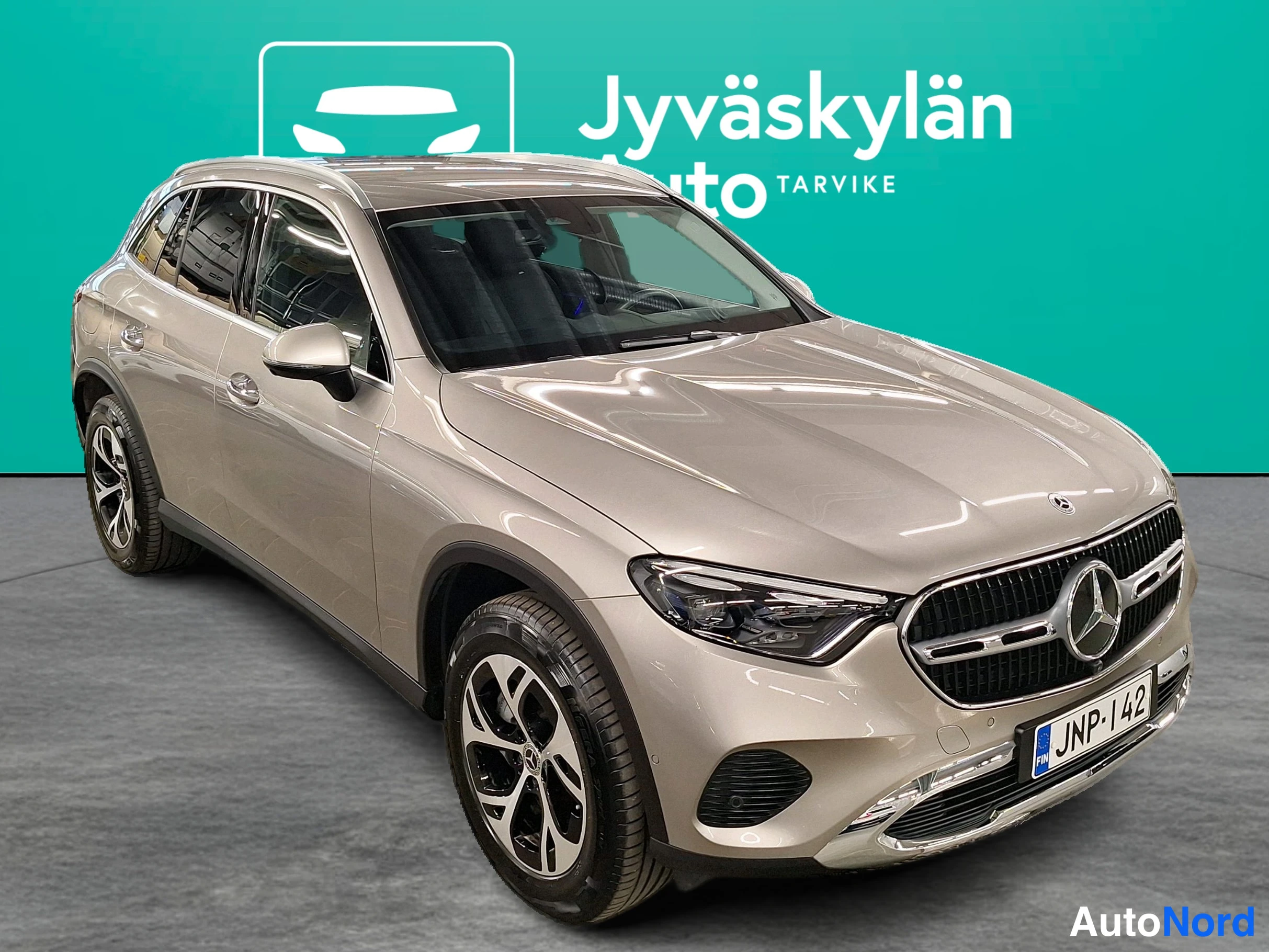 Harmaa Mercedes-Benz GLC 2024, etuviisto, keula oikealle, kuva 8