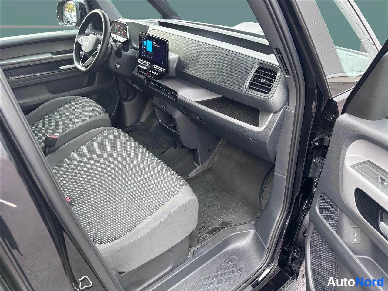Musta Volkswagen ID. Buzz 2023, ohjaamo, kuva 7