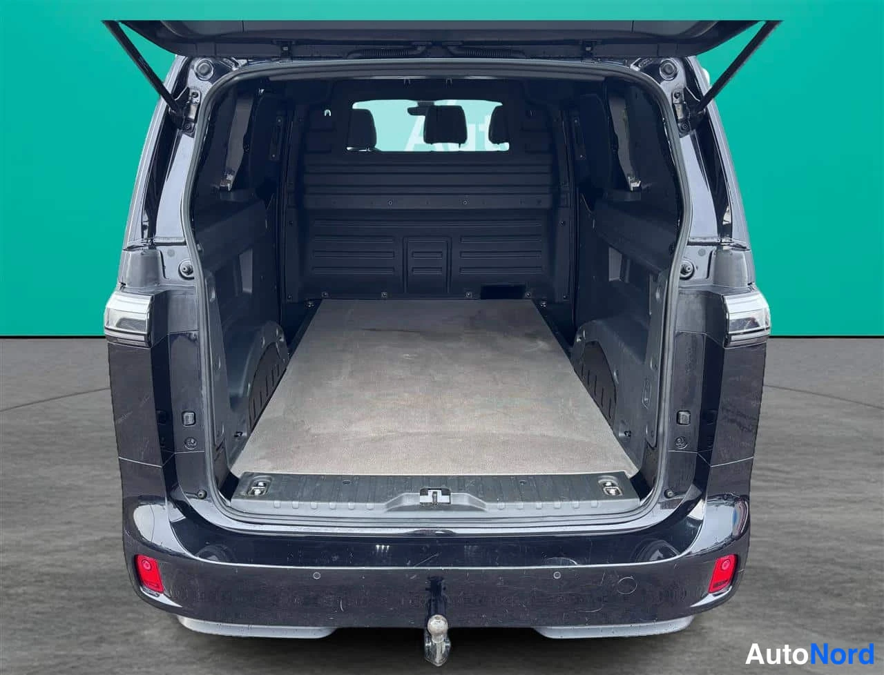 Musta Volkswagen ID. Buzz 2023, tavaratila, kuva 15