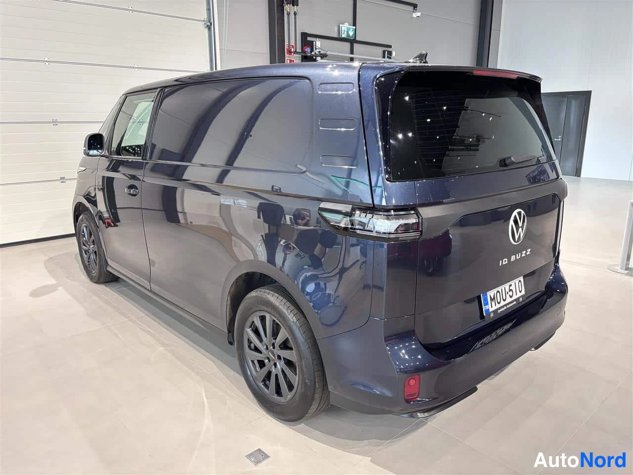 Blue Volkswagen ID. Buzz 2022, rear three-quarter, photo 4