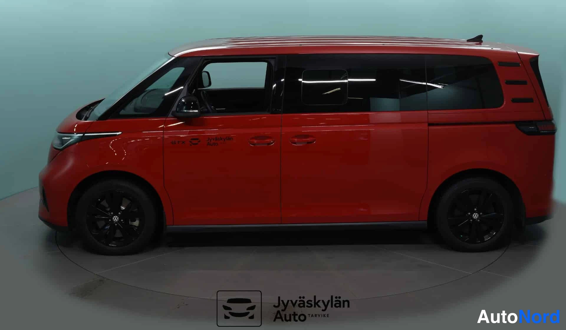 Punainen Volkswagen ID. Buzz 2025, etuviisto, keula vasemmalle, kuva 3