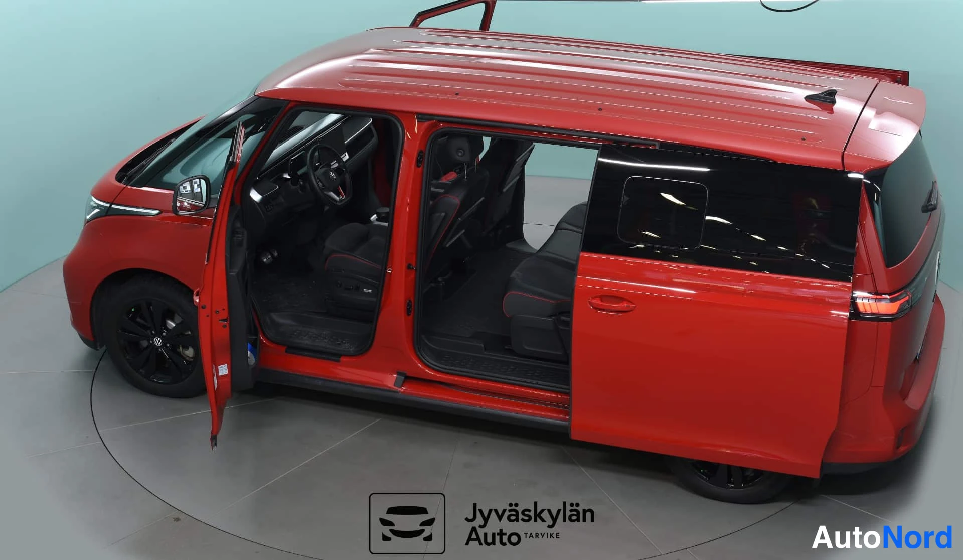 Punainen Volkswagen ID. Buzz 2025, etuviisto, keula vasemmalle, kuva 2
