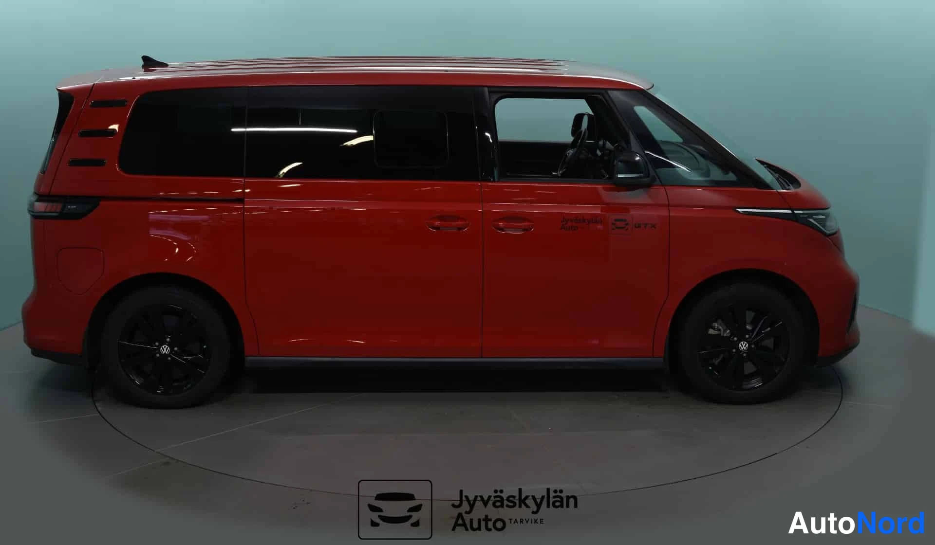 Punainen Volkswagen ID. Buzz 2025, sivulta, kuva 7
