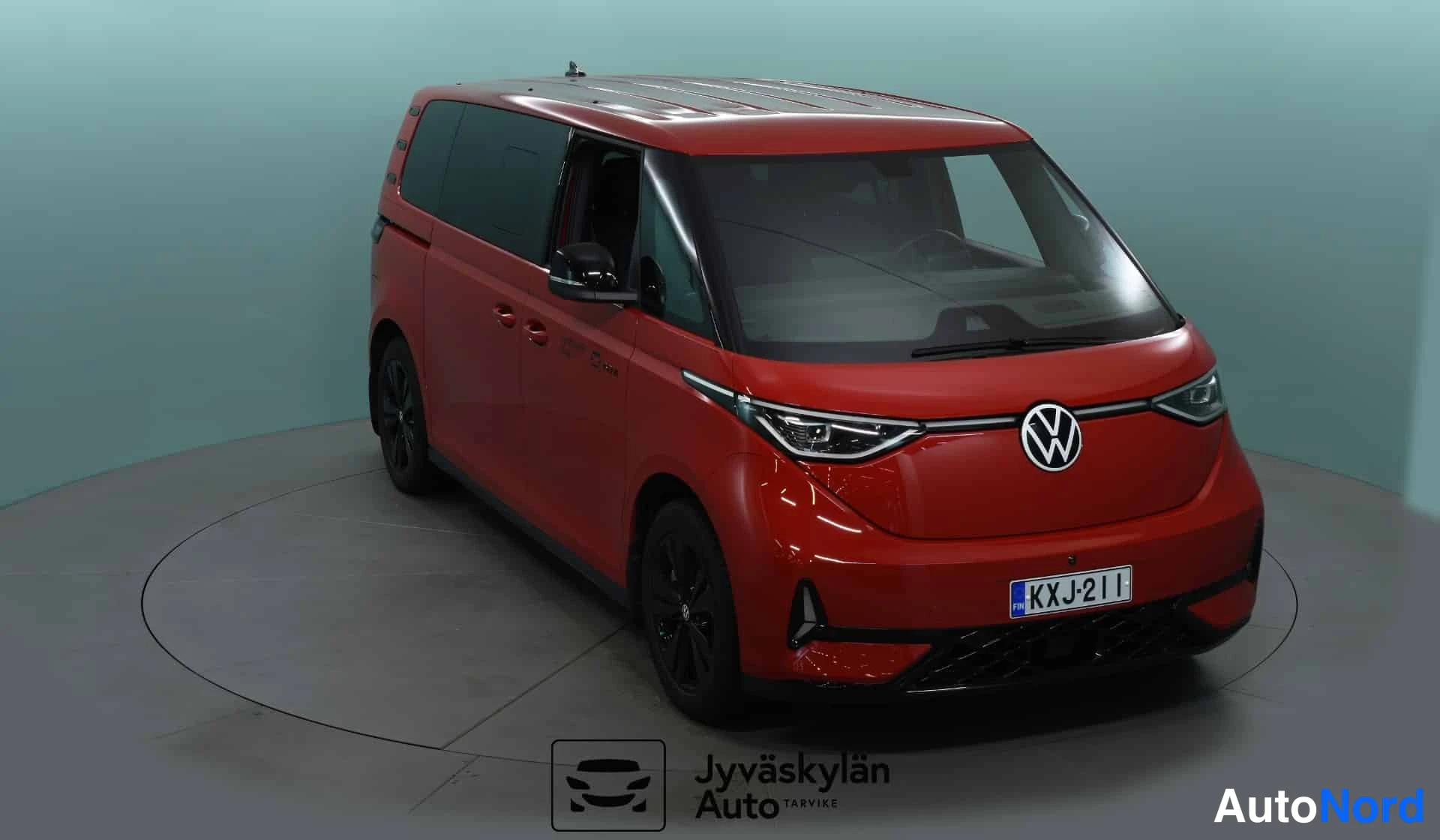 Punainen Volkswagen ID. Buzz 2025, etuviisto, keula oikealle, kuva 4