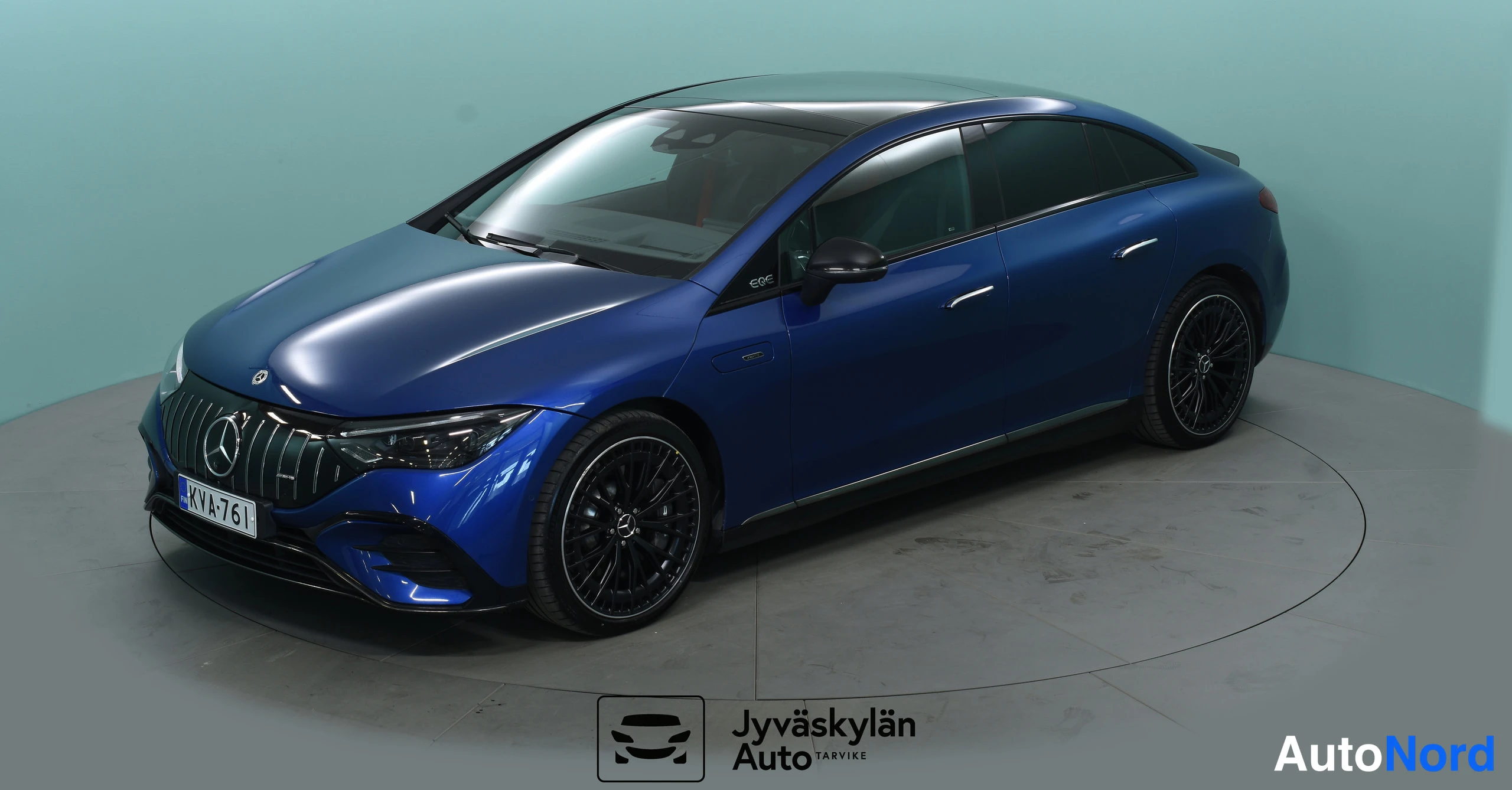 Sininen Mercedes-Benz EQE 2022, etuviisto, keula vasemmalle, kuva 1