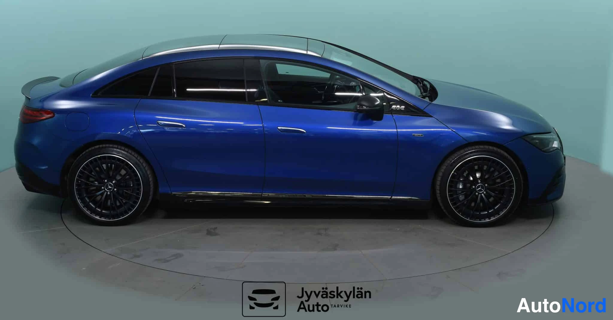 Sininen Mercedes-Benz EQE 2022, etuviisto, keula oikealle, kuva 3