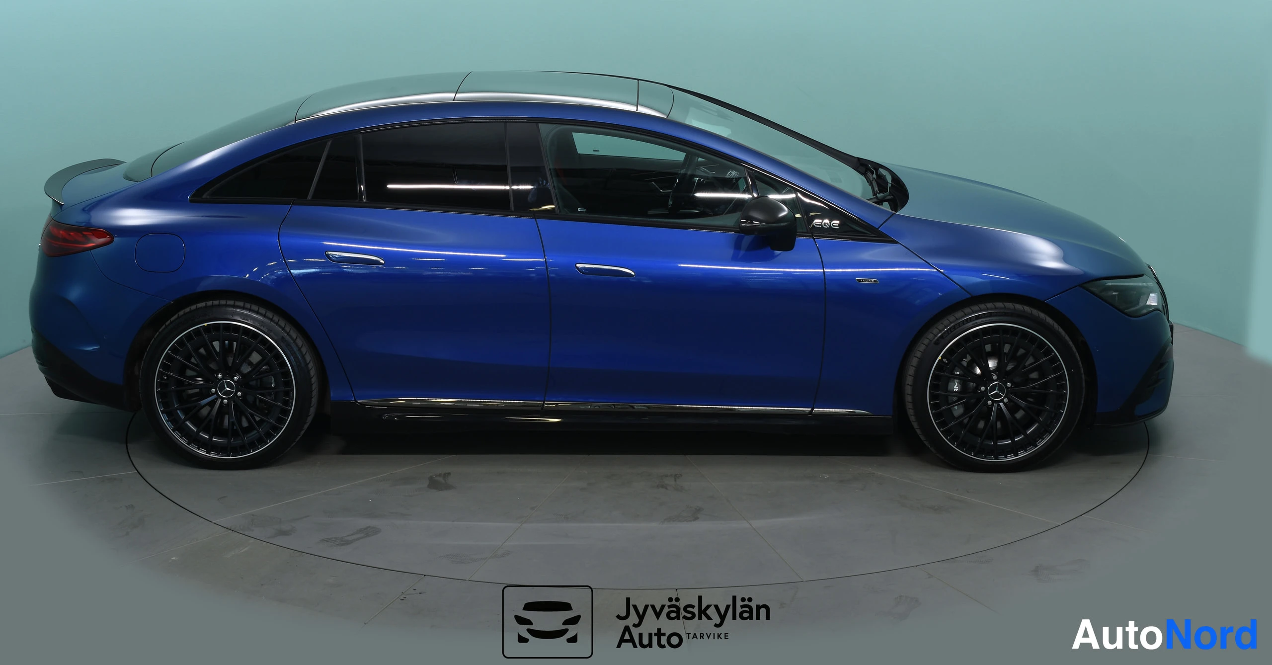Sininen Mercedes-Benz EQE 2022, etuviisto, keula oikealle, kuva 4