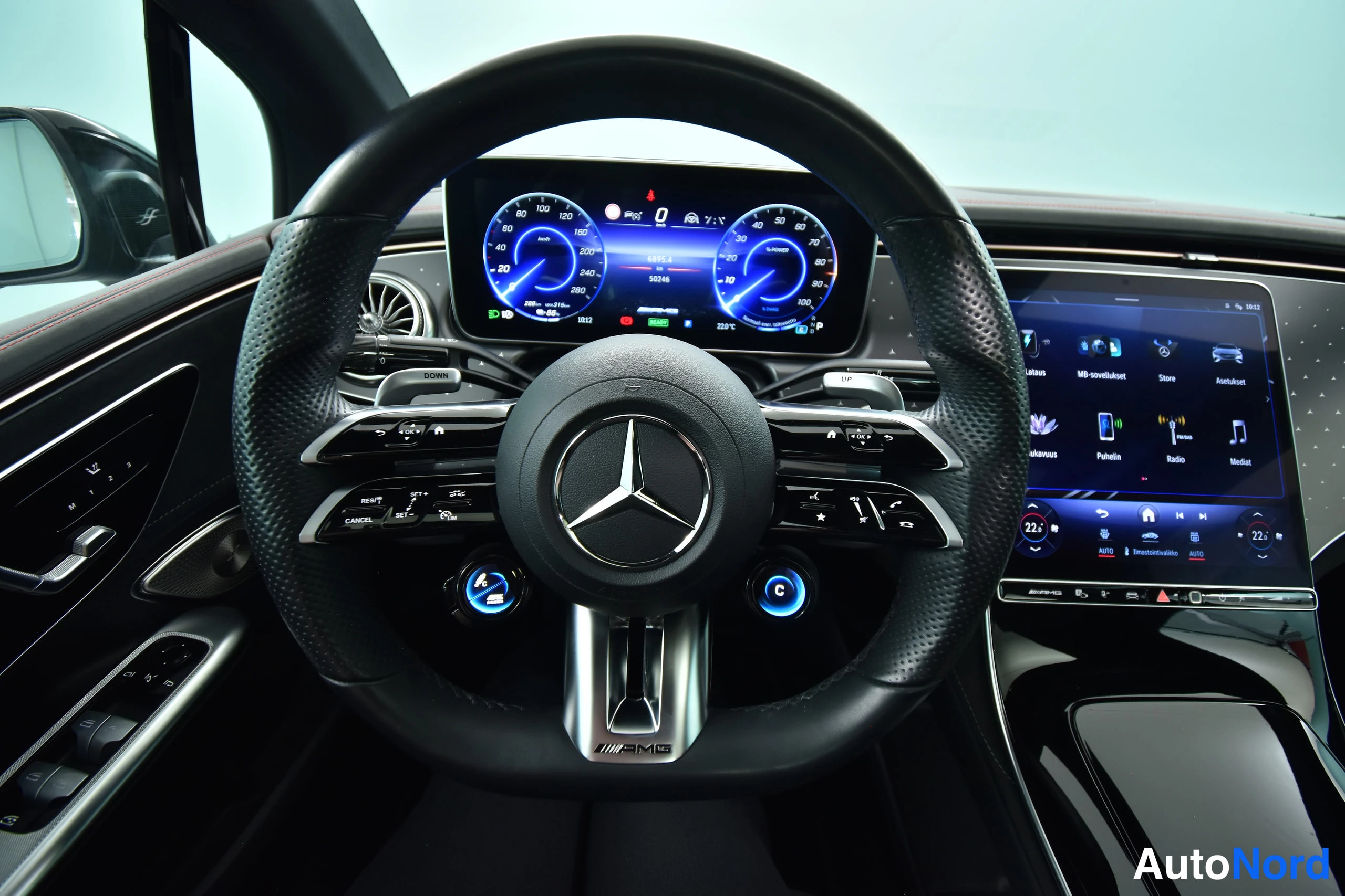 Sininen Mercedes-Benz EQE 2022, ohjaamo, kuva 28