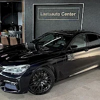 Musta BMW 740e 2016, etuviisto, keula vasemmalle, kuva 2