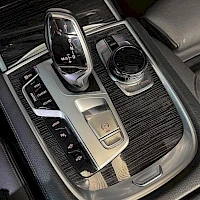 Musta BMW 740e 2016, yksityiskohta, kuva 13
