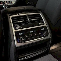 Musta BMW 740e 2016, yksityiskohta, kuva 17