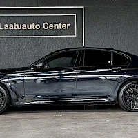 Musta BMW 740e 2016, sivulta, kuva 3