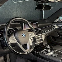Musta BMW 740e 2016, ohjaamo, kuva 5