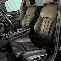 Musta BMW 740e 2016, etuistuimet, kuva 6