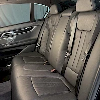 Musta BMW 740e 2016, takaistuimet, kuva 7