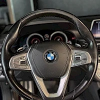 Musta BMW 740e 2016, yksityiskohta, kuva 9