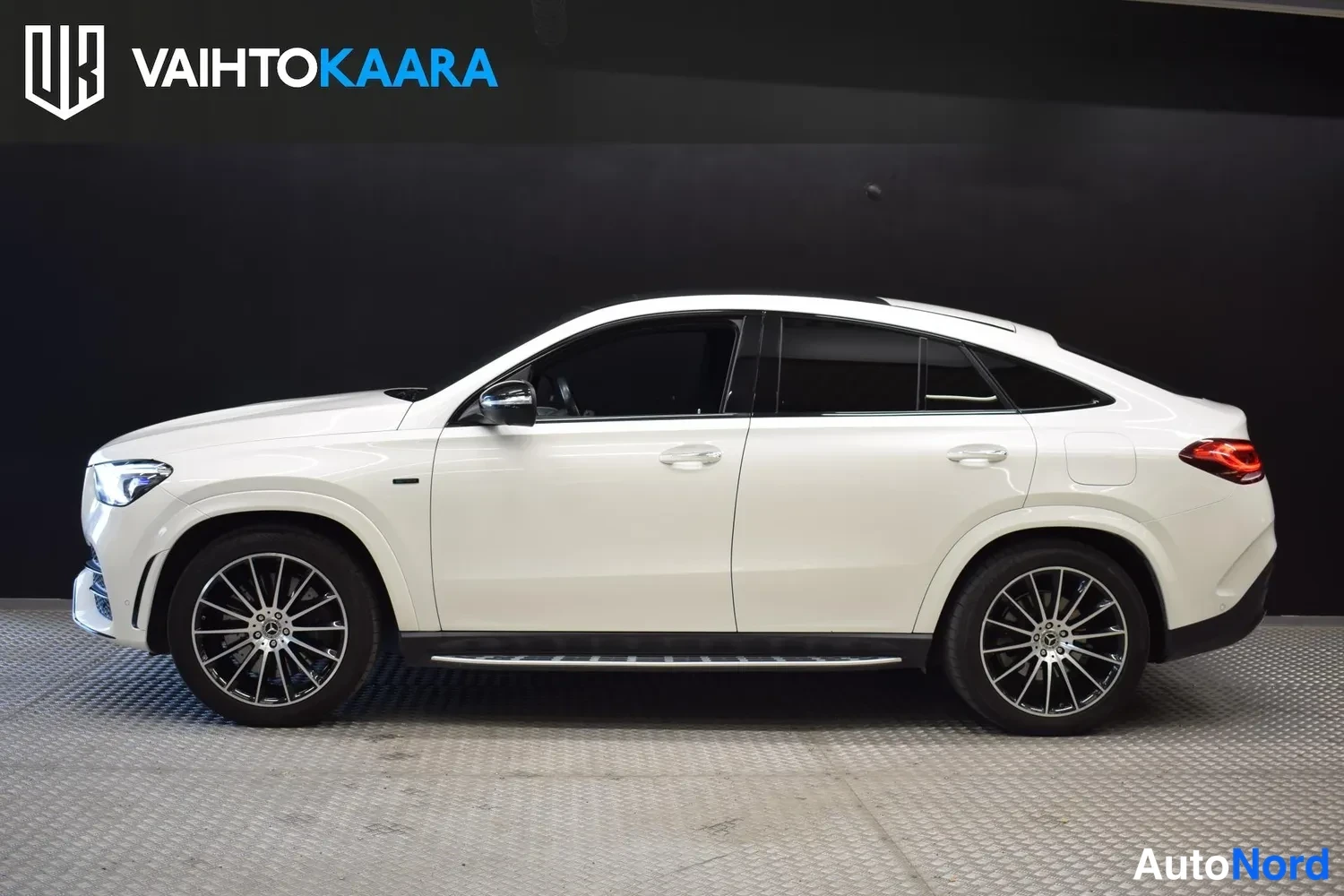 Valkoinen Mercedes-Benz GLE 350 de 4MATIC 2021, sivulta, kuva 8