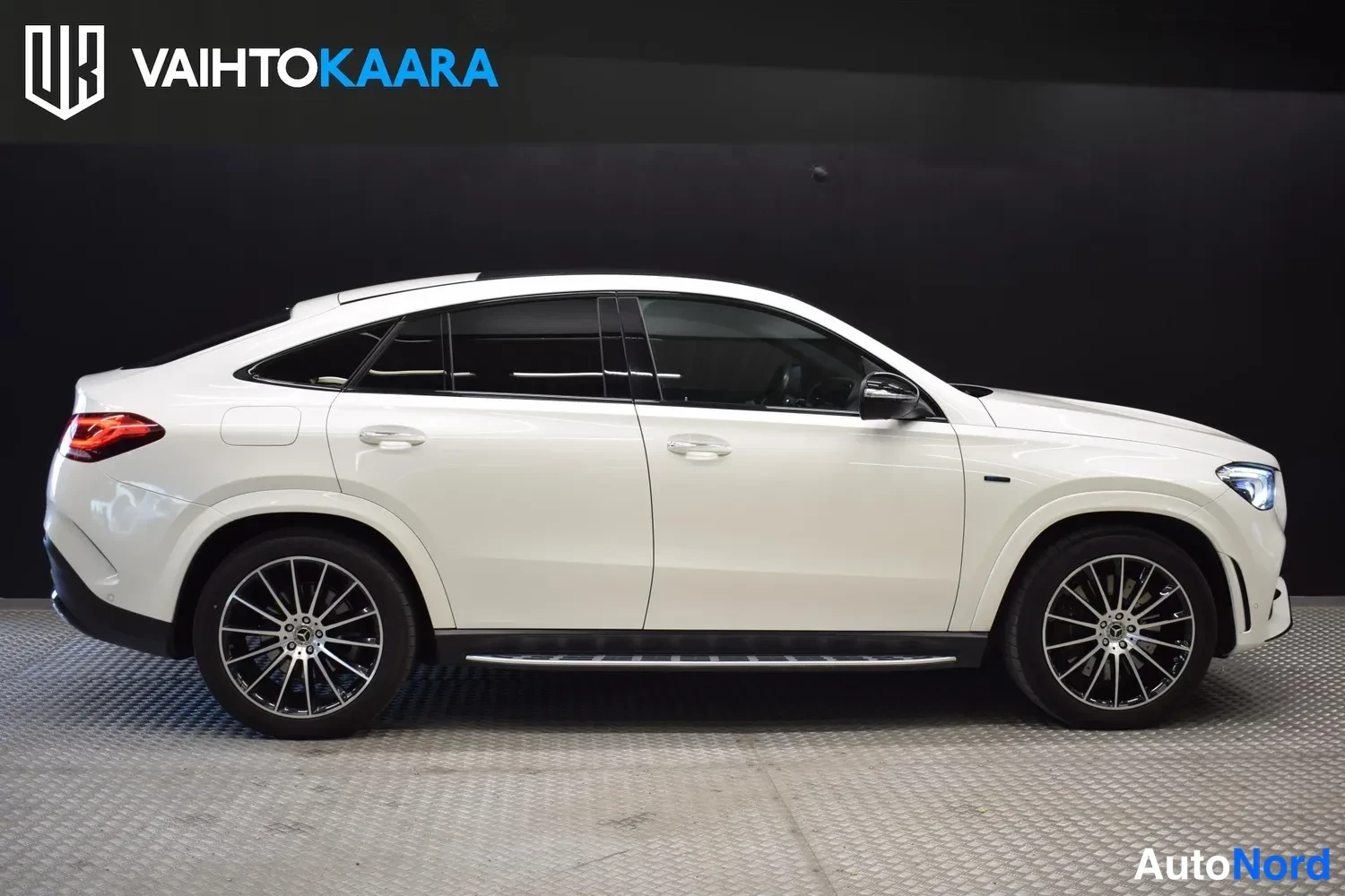 Valkoinen Mercedes-Benz GLE 350 de 4MATIC 2021, sivulta, kuva 7