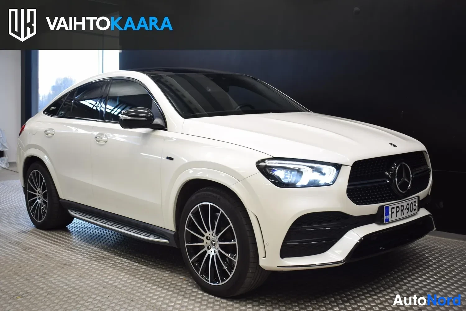 Valkoinen Mercedes-Benz GLE 350 de 4MATIC 2021, etuviisto, keula oikealle, kuva 4