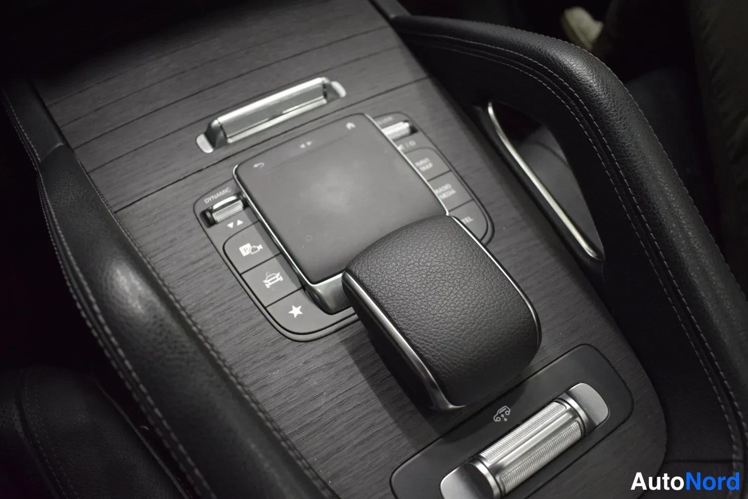 Valkoinen Mercedes-Benz GLE 350 de 4MATIC 2021, yksityiskohta, kuva 38