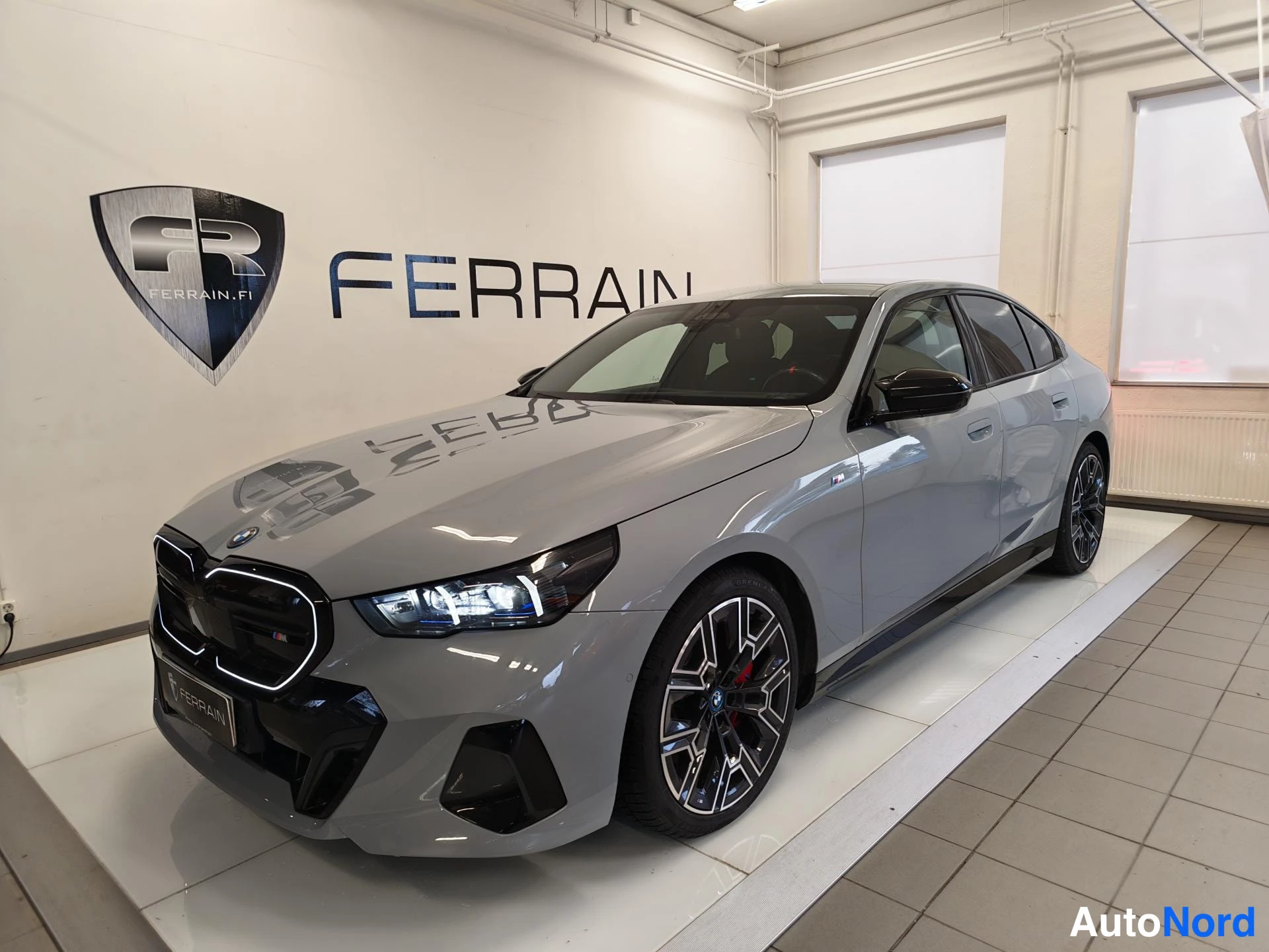 Harmaa BMW i5 2024, etuviisto, keula vasemmalle, kuva 2