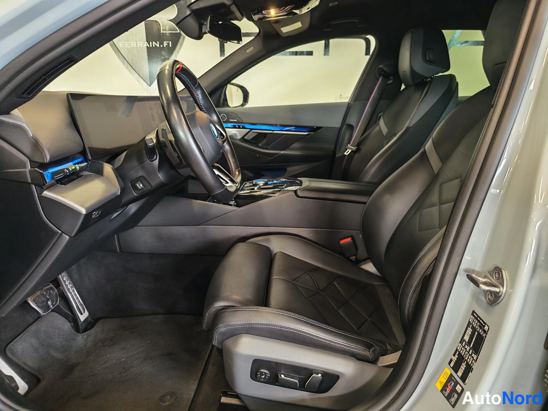 Harmaa BMW i5 2024, ohjaamo, kuva 10