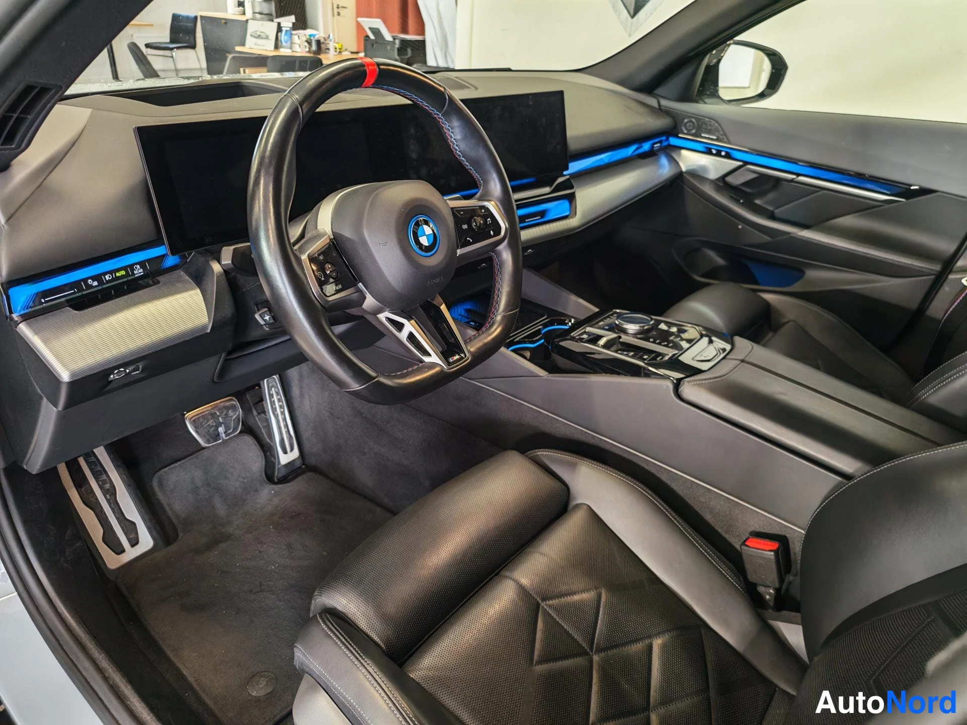 Harmaa BMW i5 2024, ohjaamo, kuva 11