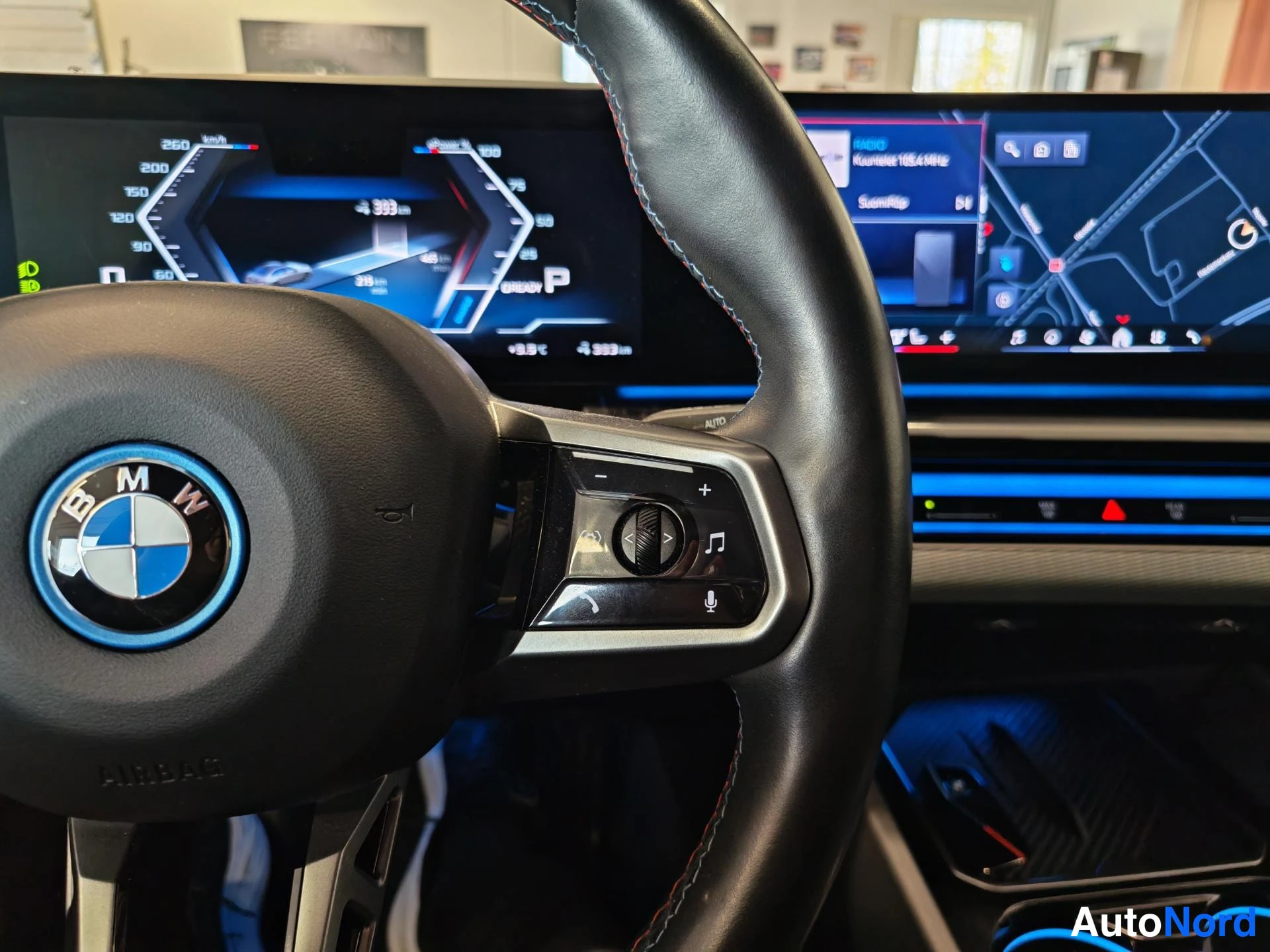 Harmaa BMW i5 2024, ohjaamo, kuva 12