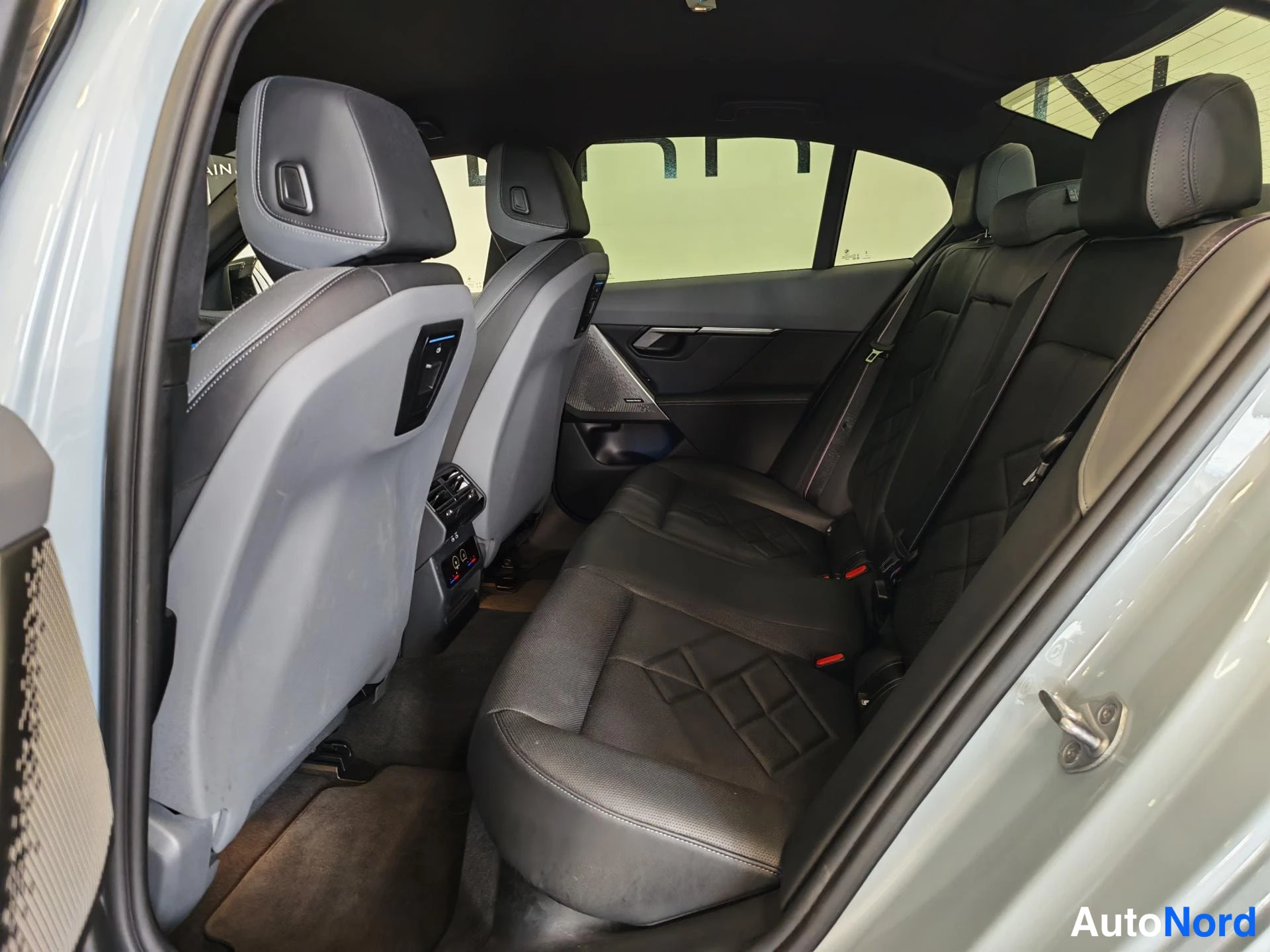Harmaa BMW i5 2024, takaistuimet, kuva 15