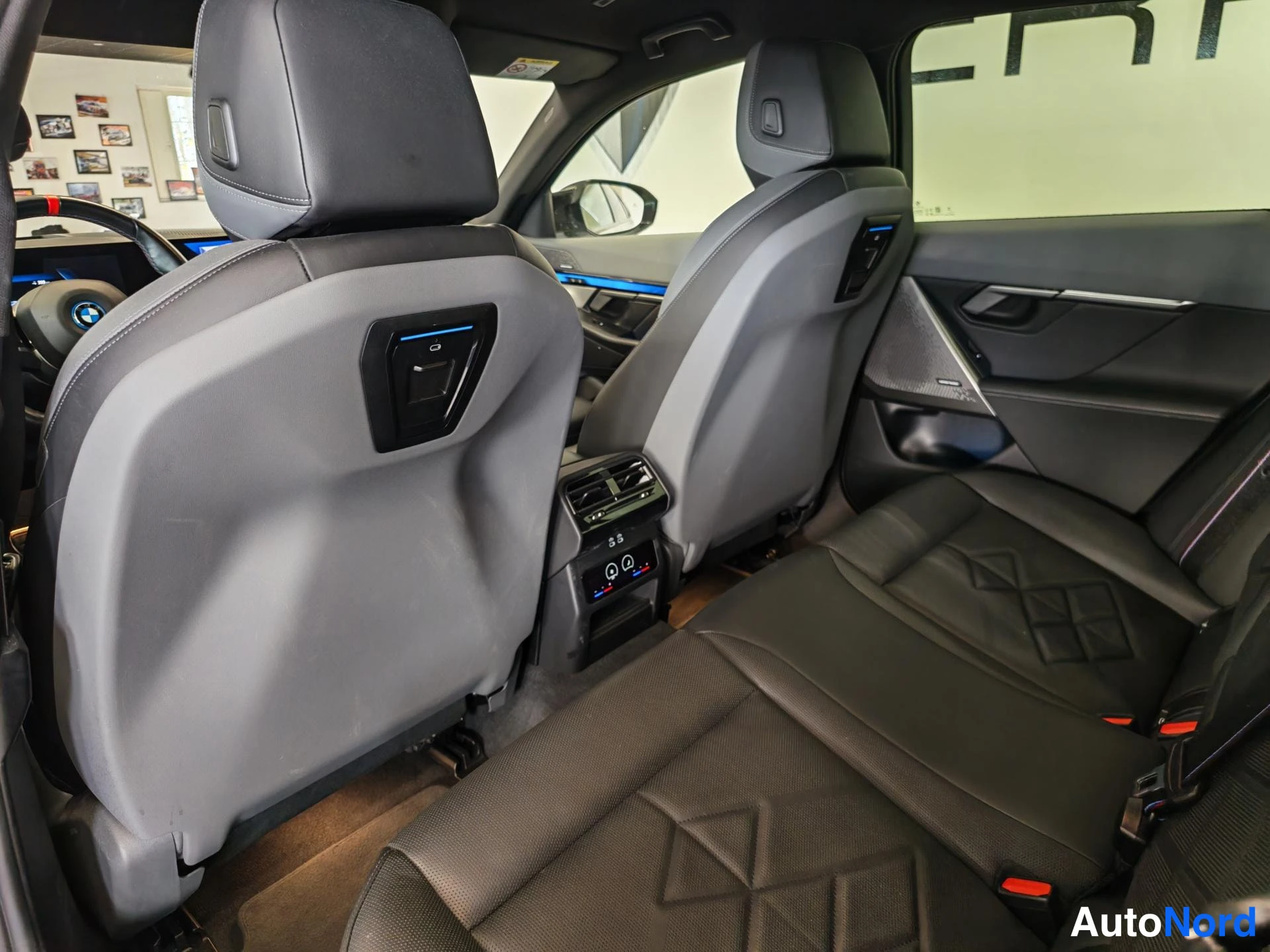 Harmaa BMW i5 2024, takaistuimet, kuva 16