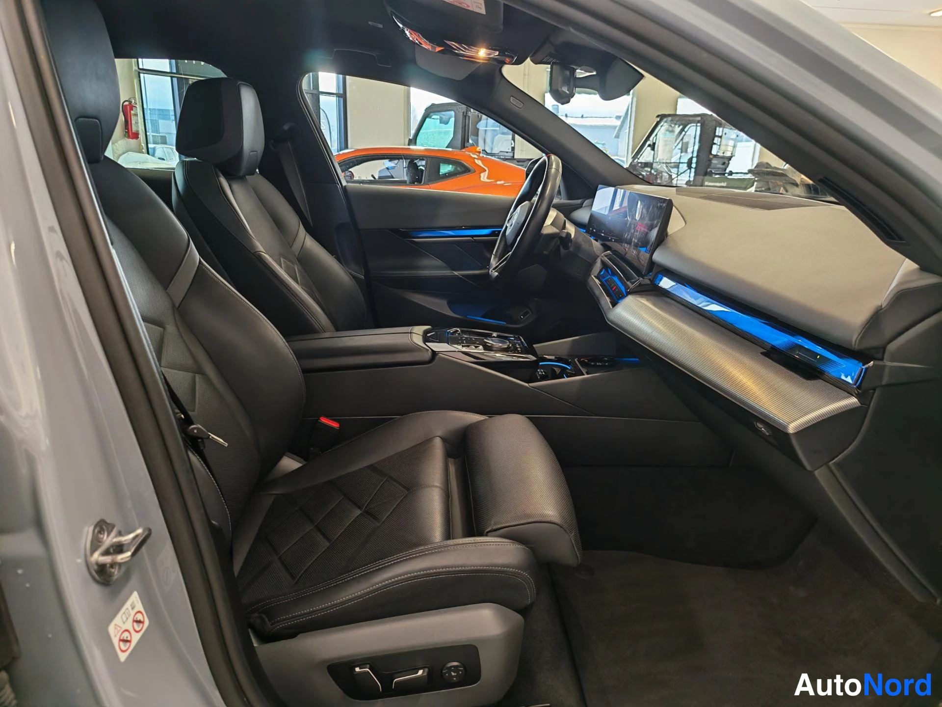 Harmaa BMW i5 2024, ohjaamo, kuva 13
