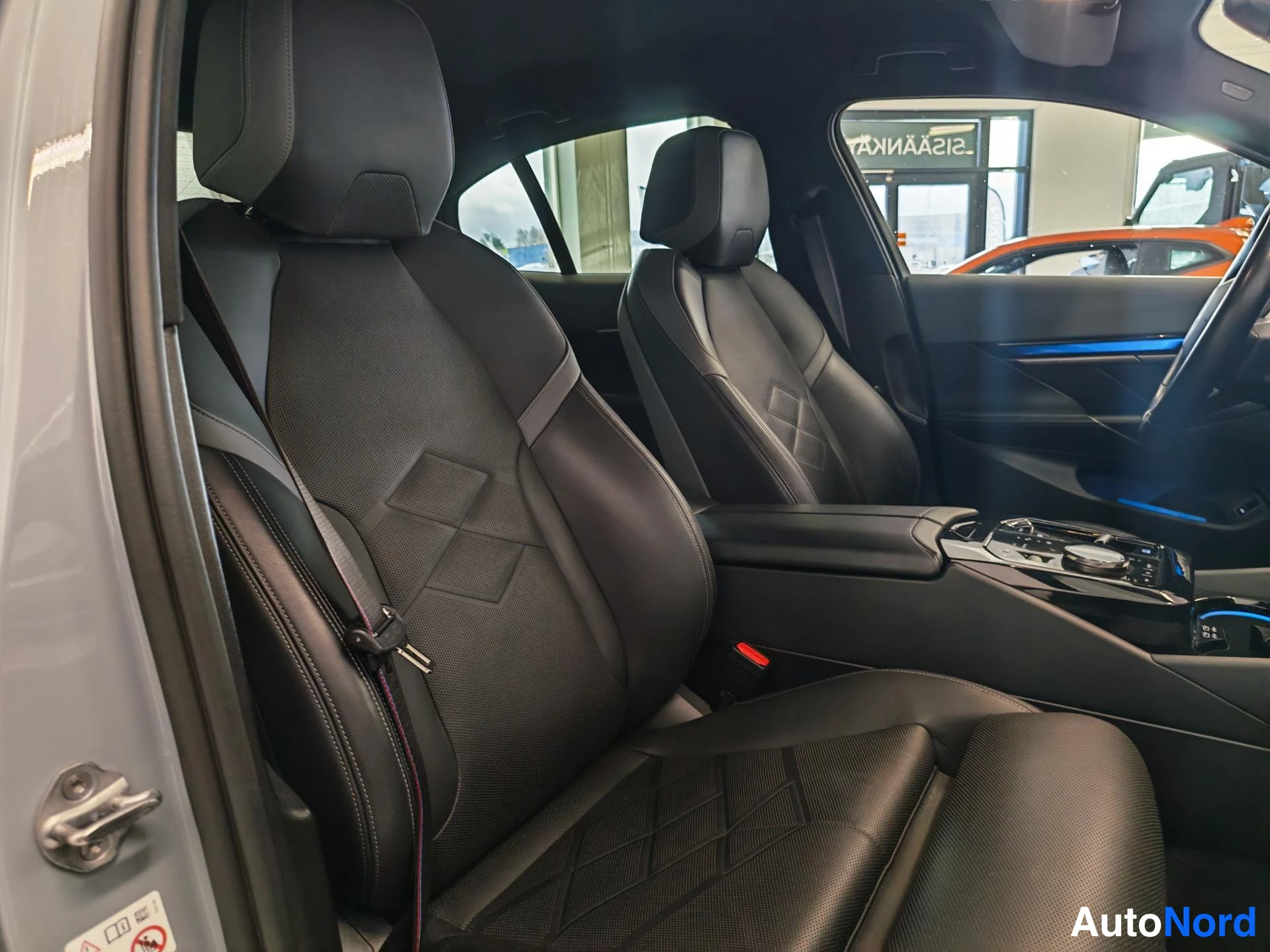Harmaa BMW i5 2024, etuistuimet, kuva 14