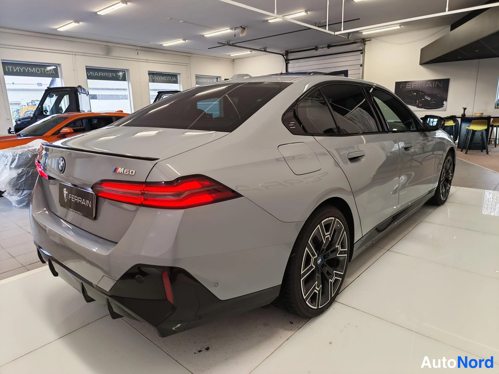 Harmaa BMW i5 2024, takaviisto, kuva 7