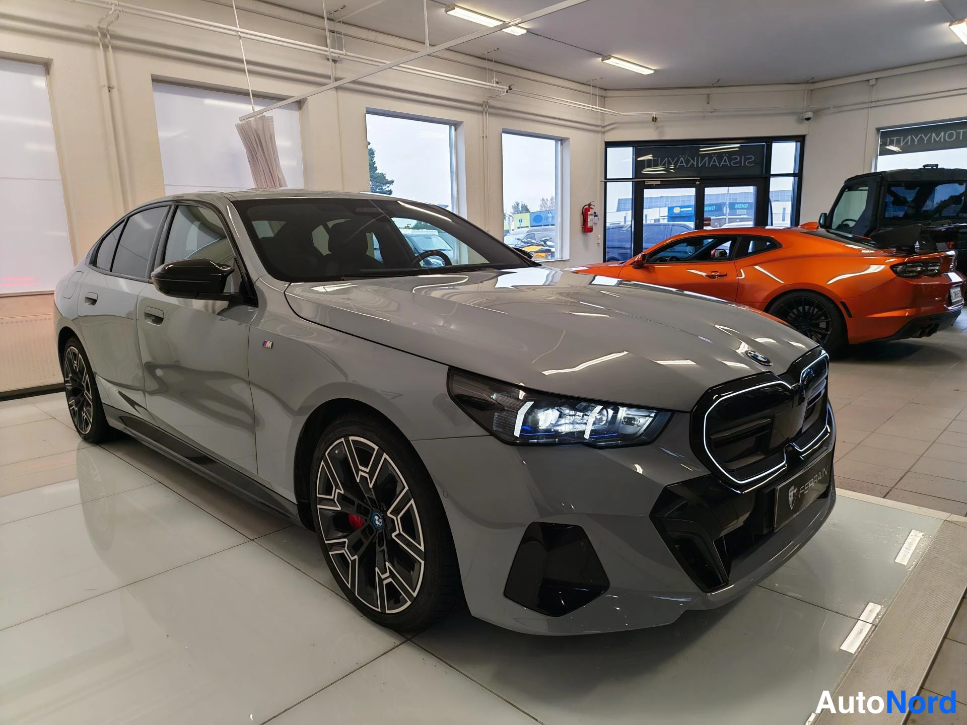 Harmaa BMW i5 2024, etuviisto, keula oikealle, kuva 3