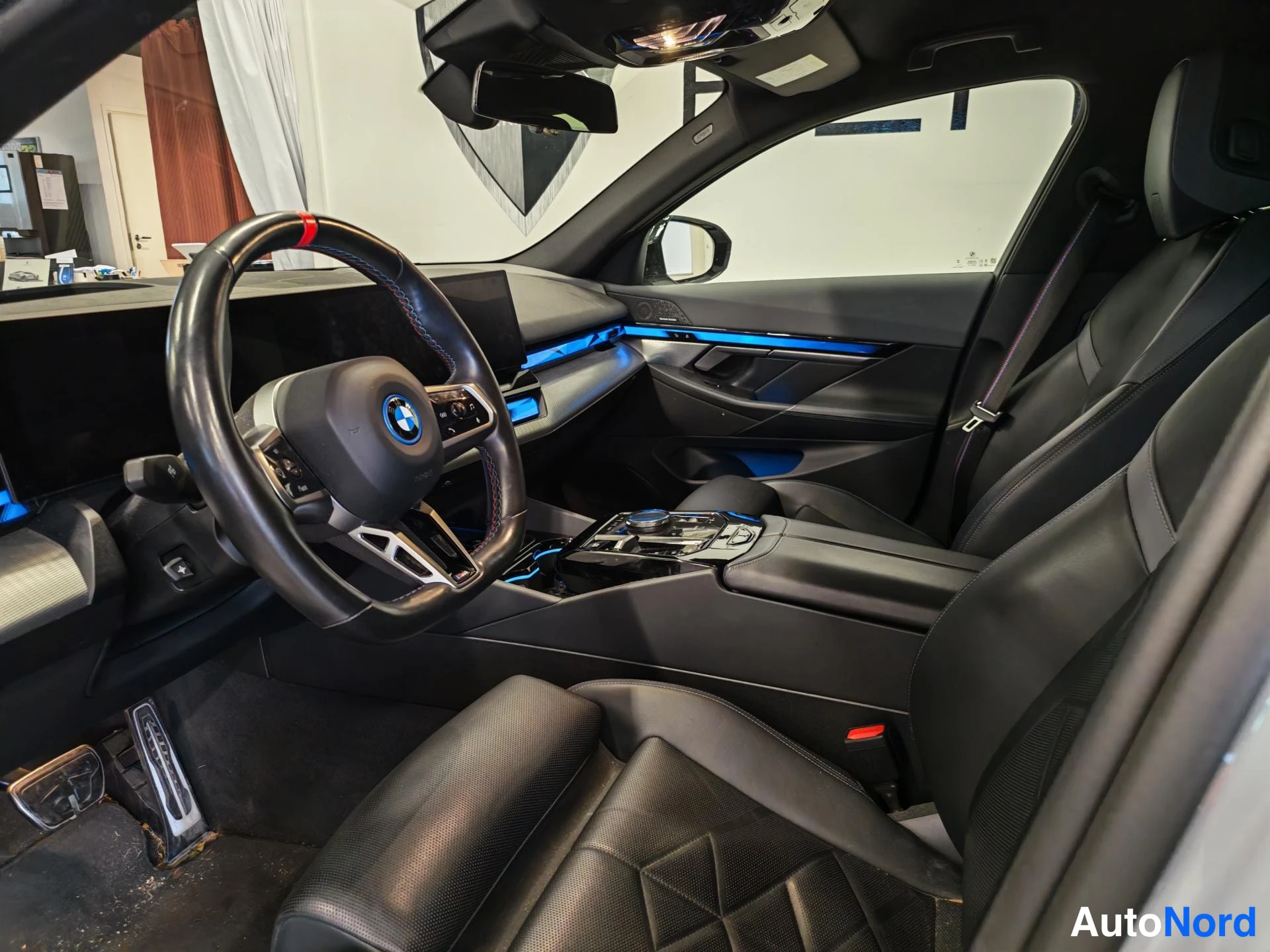Harmaa BMW i5 2024, ohjaamo, kuva 8
