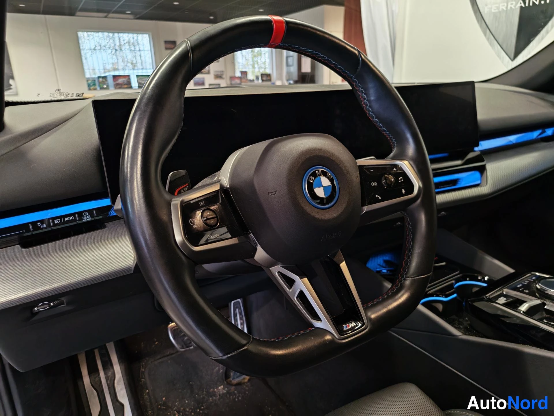 Harmaa BMW i5 2024, ohjaamo, kuva 9
