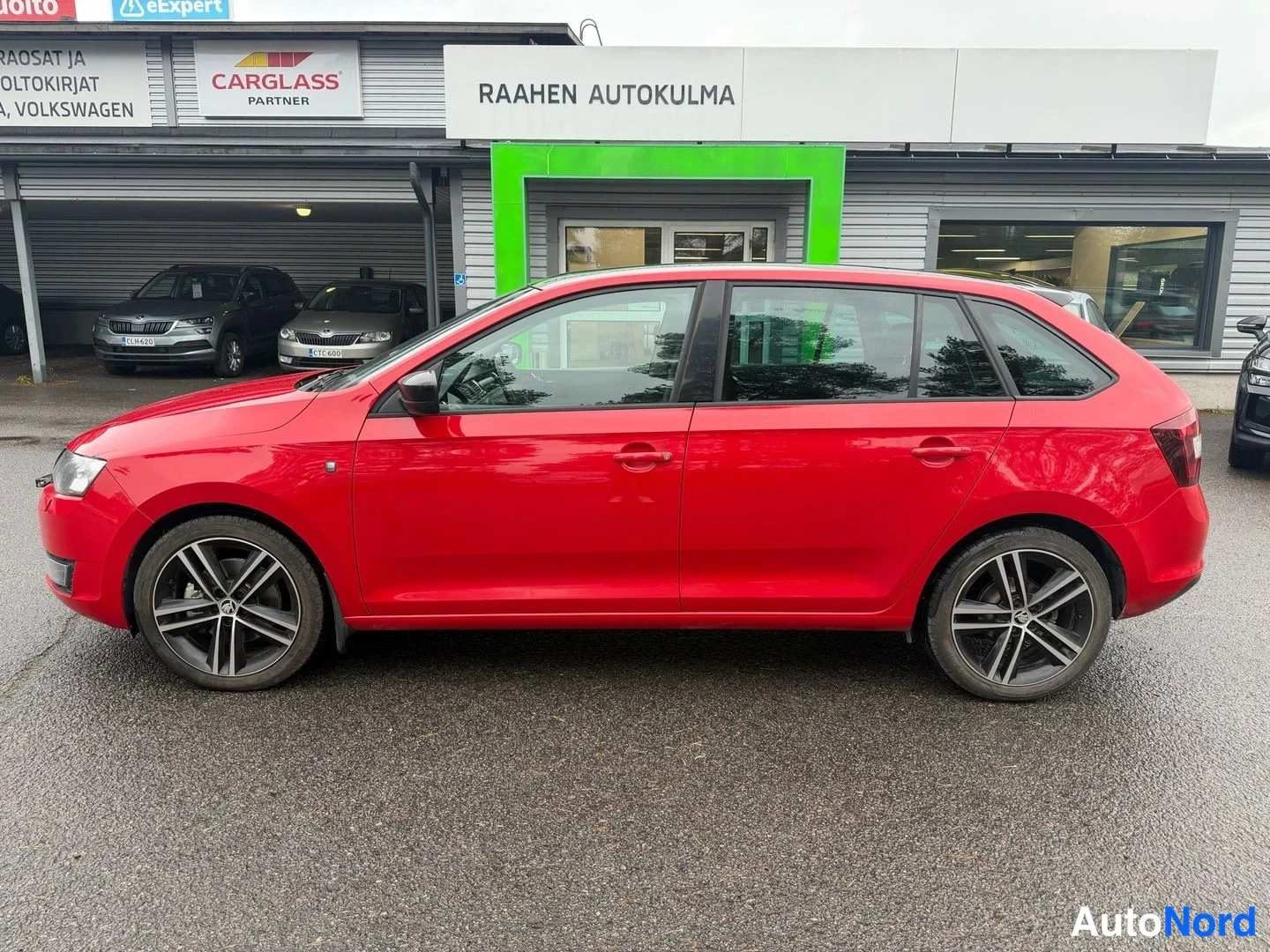 Punainen Skoda Rapid Spaceback 2014, sivulta, kuva 3