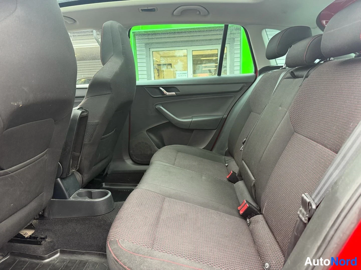 Punainen Skoda Rapid Spaceback 2014, takaistuimet, kuva 10