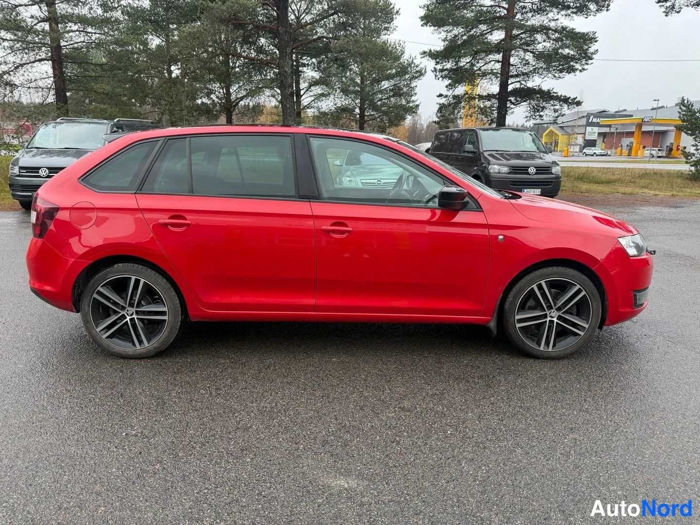 Punainen Skoda Rapid Spaceback 2014, sivulta, kuva 4