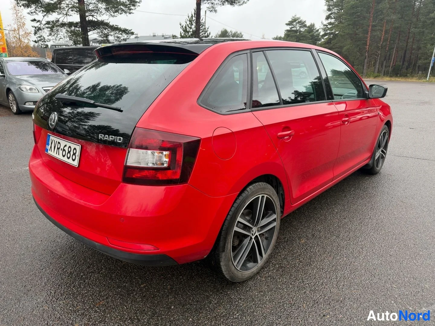 Punainen Skoda Rapid Spaceback 2014, takaviisto, kuva 6