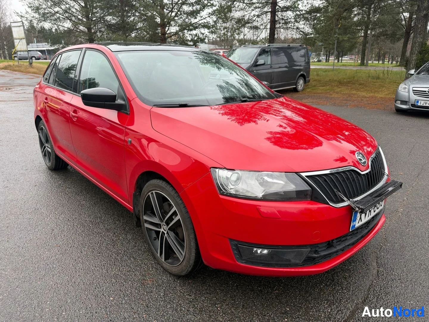 Punainen Skoda Rapid Spaceback 2014, etuviisto, keula oikealle, kuva 2